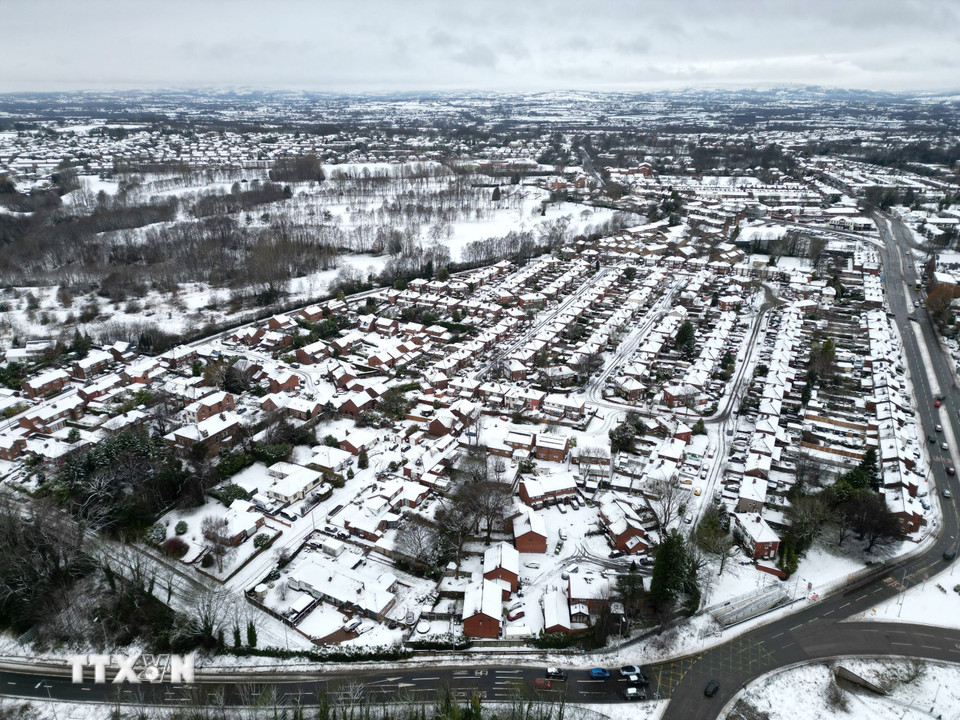 Tuyết phủ trắng xóa tại Manchester, Anh ngày 6/1/2025. (Ảnh: THX/TTXVN)
