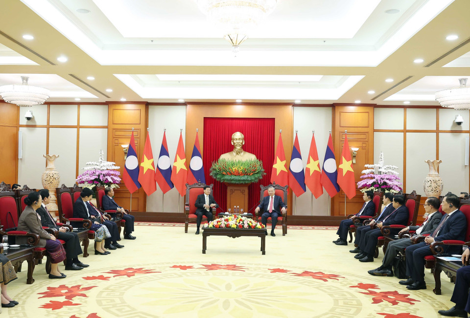 Tổng Bí thư Tô Lâm gặp Tổng Bí thư, Chủ tịch nước Lào Thongloun Sisoulith. (Ảnh: Thống Nhất/TTXVN)