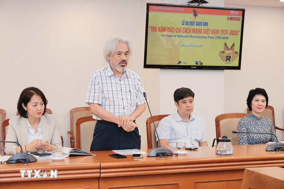 Nhà sưu tầm báo Nguyễn Phi Dũng phát biểu. (Ảnh: Minh Quyết/TTXVN)