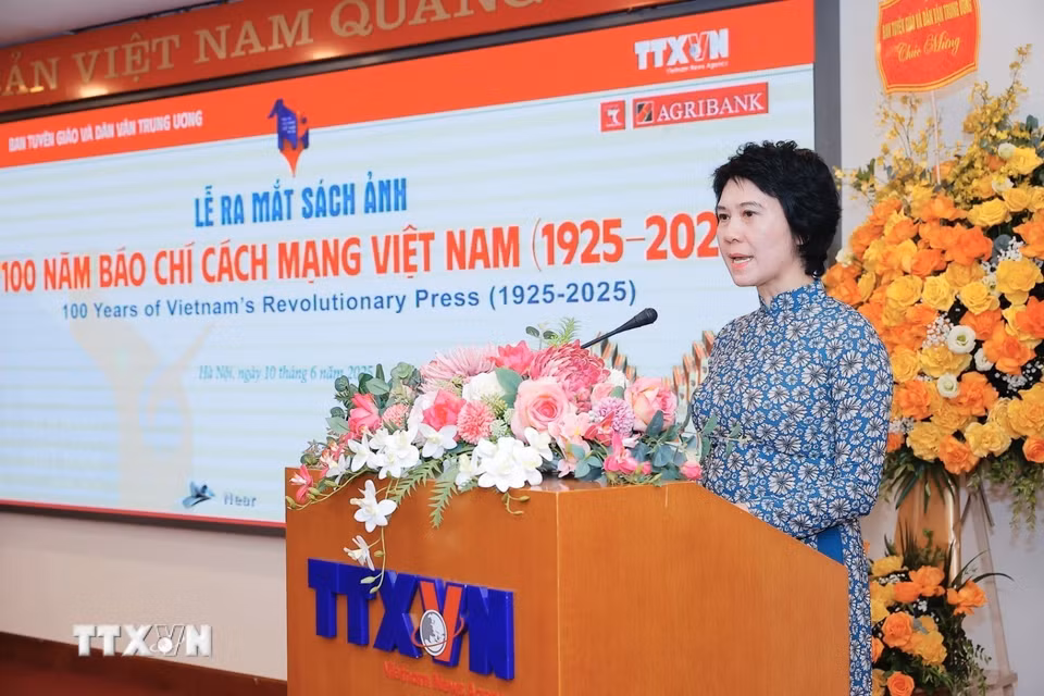 Giám đốc Nhà Xuất bản Thông tấn Phùng Thị Mỹ phát biểu. (Ảnh: Minh Quyết/TTXVN)