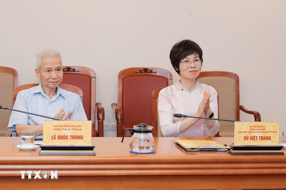 Đại biểu tham dự lễ ra mắt sách ảnh “100 năm báo chí Cách mạng Việt Nam 1925-2025.” (Ảnh: Minh Quyết/TTXVN)