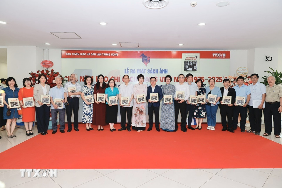 Đại biểu tham dự lễ ra mắt sách. (Ảnh: Minh Quyết/TTXVN)