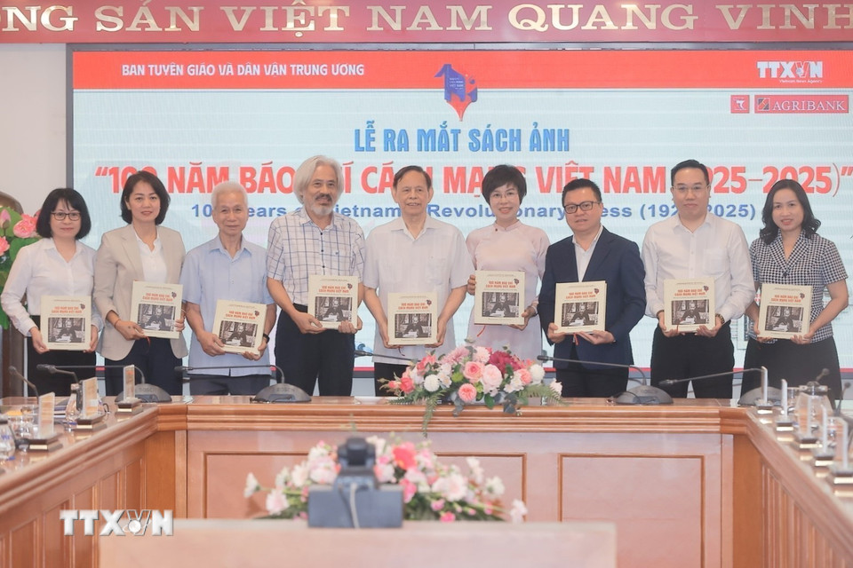 Tổng giám đốc TTXVN Vũ Việt Trang tặng sách ảnh cho các đại biểu. (Ảnh: Minh Quyết/TTXVN)