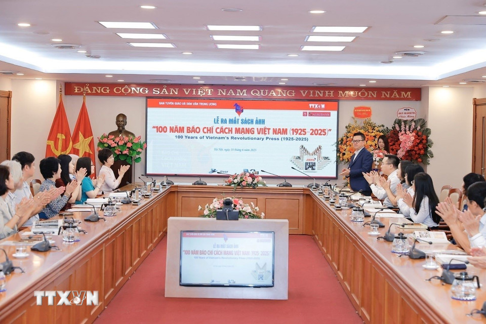 Quang cảnh Lễ ra mắt sách ảnh “100 năm báo chí Cách mạng Việt Nam 1925-2025." (Ảnh: Minh Quyết/TTXVN)