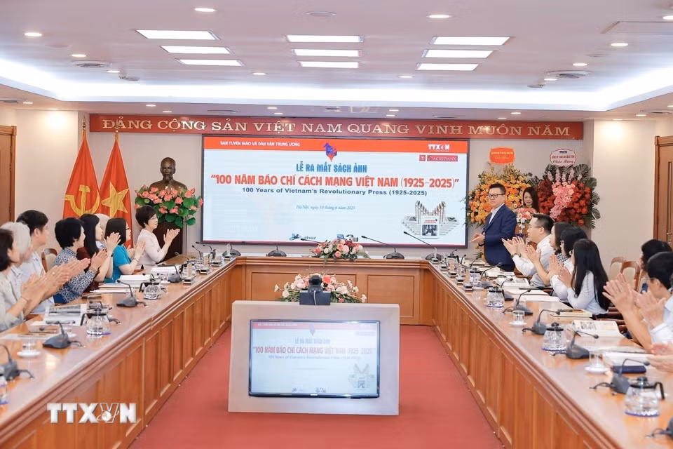 Quang cảnh Lễ ra mắt sách ảnh “100 năm báo chí Cách mạng Việt Nam 1925-2025." (Ảnh: Minh Quyết/TTXVN)