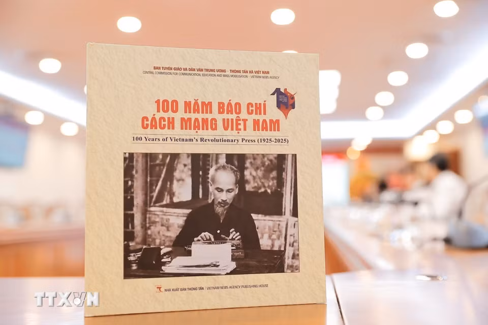 Sách ảnh “100 năm báo chí Cách mạng Việt Nam 1925-2025” vừa ra mắt. (Ảnh: Minh Quyết/TTXVN)