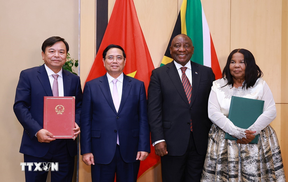 Thủ tướng Phạm Minh Chính và Tổng thống Cộng hòa Nam Phi Matamela Cyril Ramaphosa chứng kiến ký kết Bản ghi nhớ Hợp tác về Nông nghiệp giữa Bộ Nông nghiệp và Môi trường và Bộ Nông nghiệp Nam Phi. (Ảnh: Dương Giang/TTXVN)