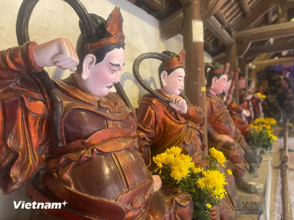 Nét đặc sắc của chùa còn thể hiện qua hệ thống tượng Phật độc đáo, phong phú. Nổi bật là Bát bộ Kim Cương, Thập bát La Hán, bốn bức tượng Bồ Tát… đặt dọc theo hai dãy hành lang. (Ảnh: Vietnam+)