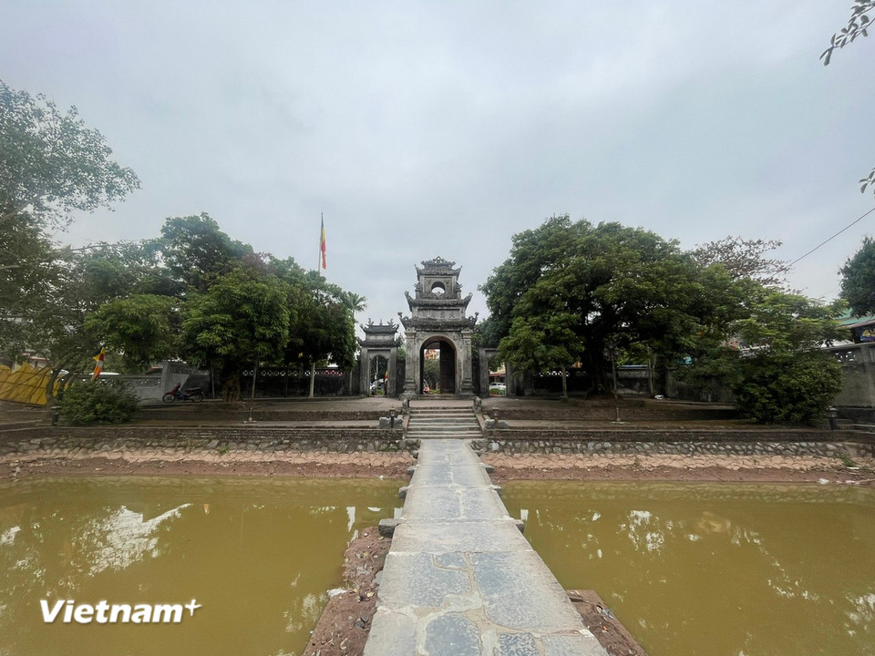 Chùa Chuông mang trong mình những giá trị văn hóa, tinh thần mãi mãi trường tồn của một đô thị cổ sầm uất và phồn thịnh, một "Tiểu Tràng An" vào thế kỷ XVI-XVII, nổi tiếng với câu ca 'Thứ nhất Kinh kỳ, thứ nhì Phố Hiến.' (Ảnh: Vietnam+)