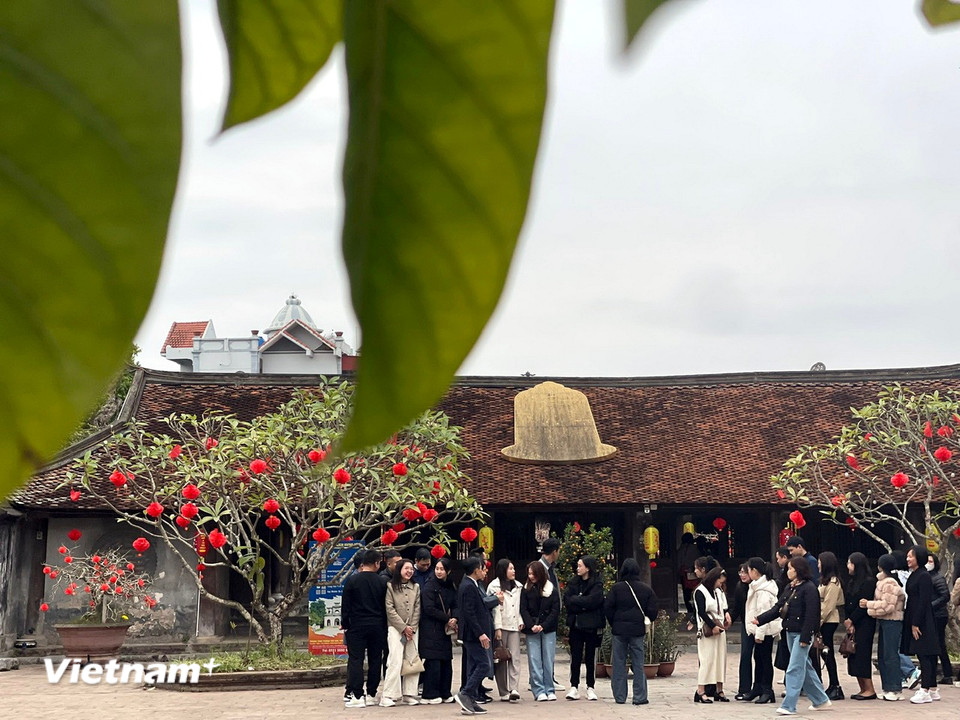 Những ngày đầu năm Ất Tỵ 2025, sân chùa đón đông đảo người dân địa phương và du khách đến dâng hương, cầu an. (Ảnh: Vietnam)