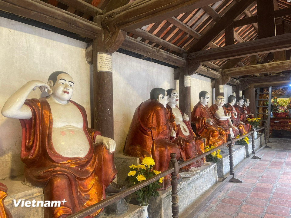 18 pho "Thập Bát La Hán" - 18 vị được tạo tác trong tư thế ngồi rất sinh động, rất đời thường. (Ảnh: Vietnam+)