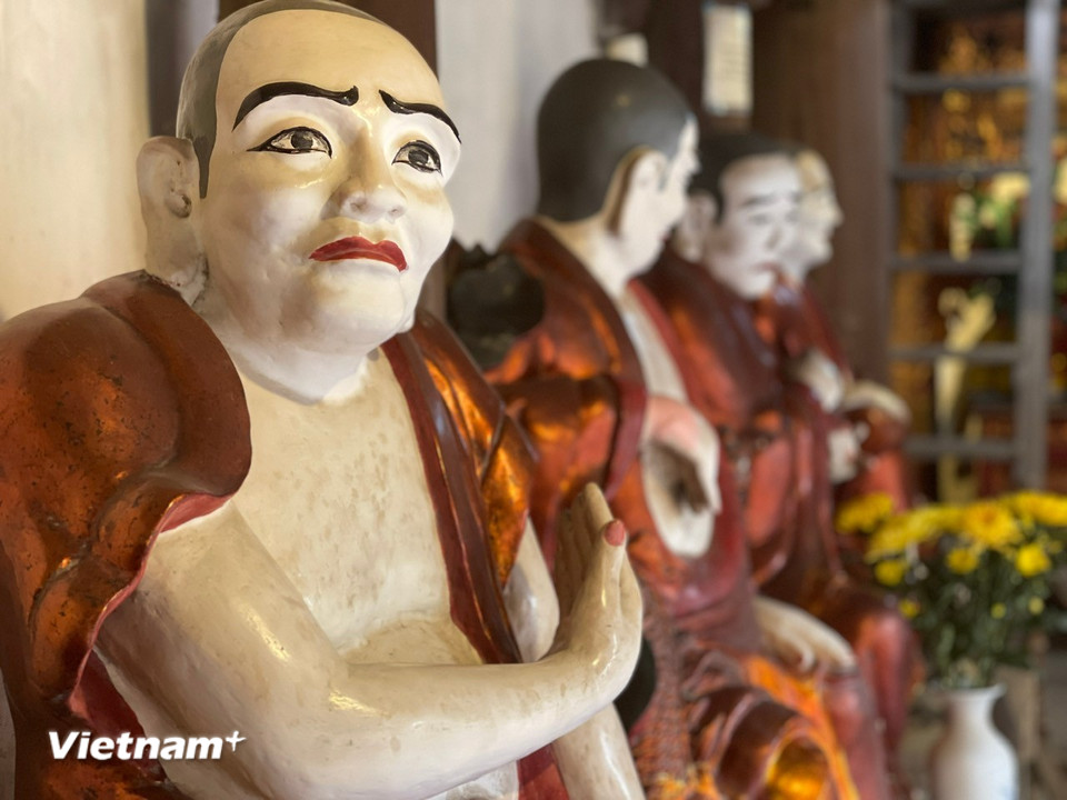 Các pho tượng được chế tác công phu, mỗi pho có tư thế, dáng vẻ và biểu cảm riêng. (Ảnh: Vietnam+)