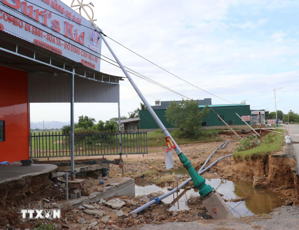 Mưa lũ gây xói lở tại xã Ninh Phước. (Ảnh: Công Thử/TTXVN)