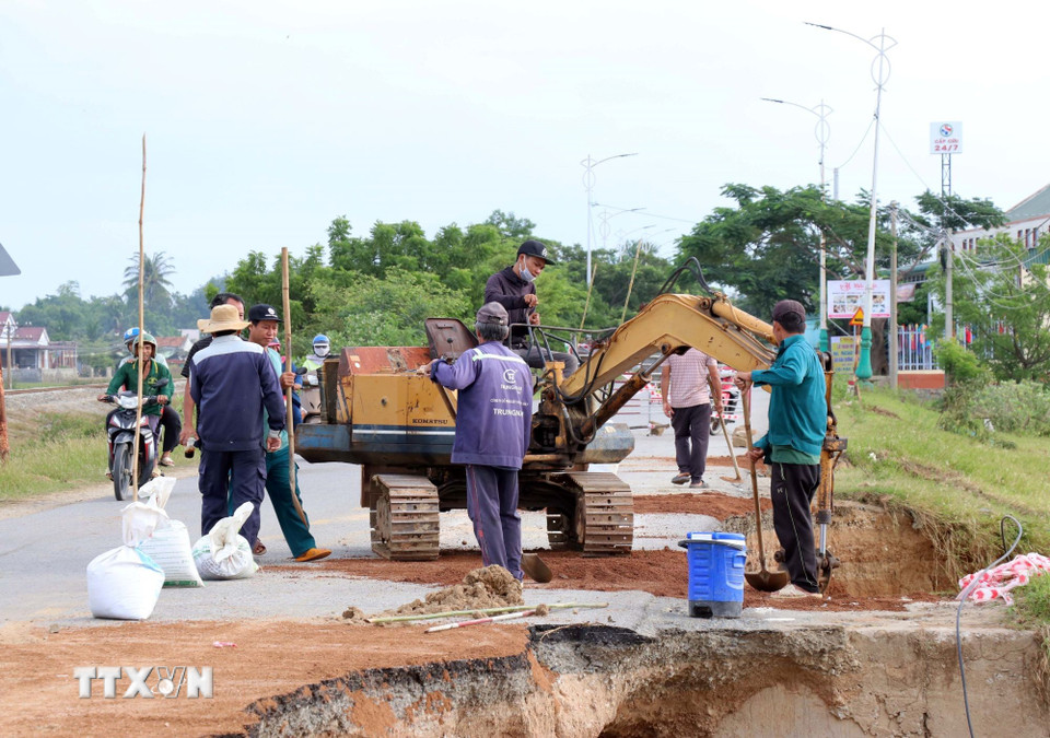 Đơn vị quản lý đường bộ tỉnh Khánh Hòa khắc phục sạt lở tuyến đường 703. (Ảnh: Công Thử/TTXVN)