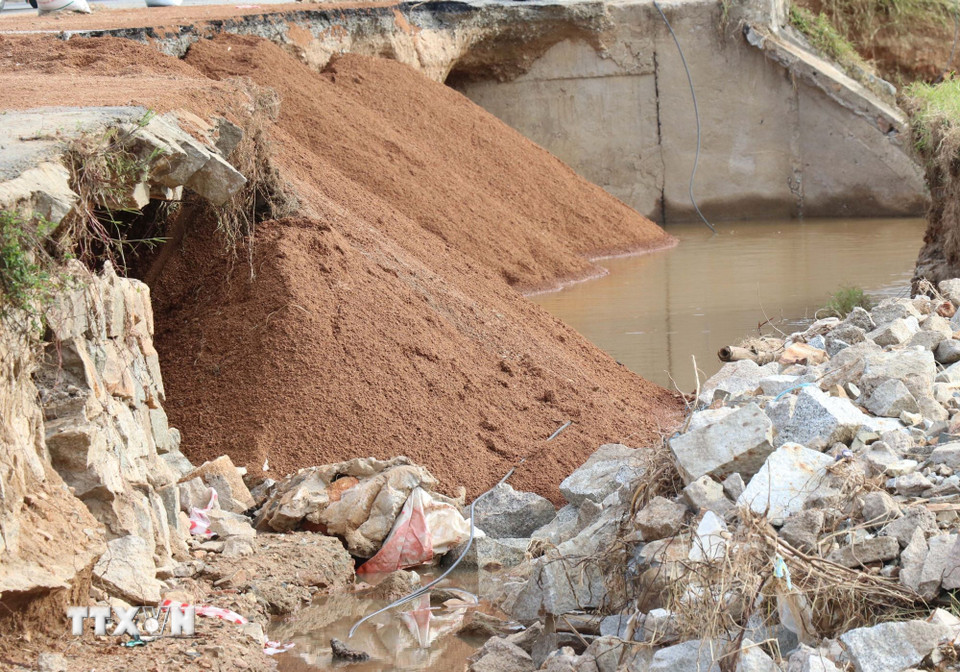 Nhiều đoạn trên tuyến đường 703 (xã Ninh Phước) bị sạt lở, sụt lún sâu gần 2 mét, rất nguy hiểm. (Ảnh: Công Thử/TTXVN)