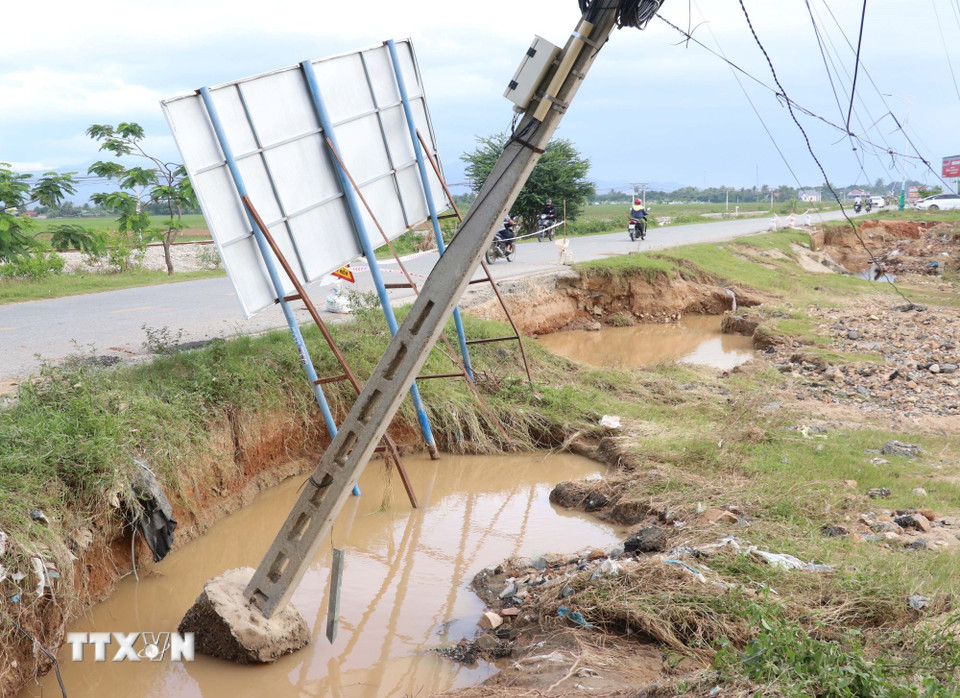 Nhiều đoạn trên tuyến đường 703 (xã Ninh Phước) bị sạt lở do mưa lũ. (Ảnh: Công Thử/TTXVN)
