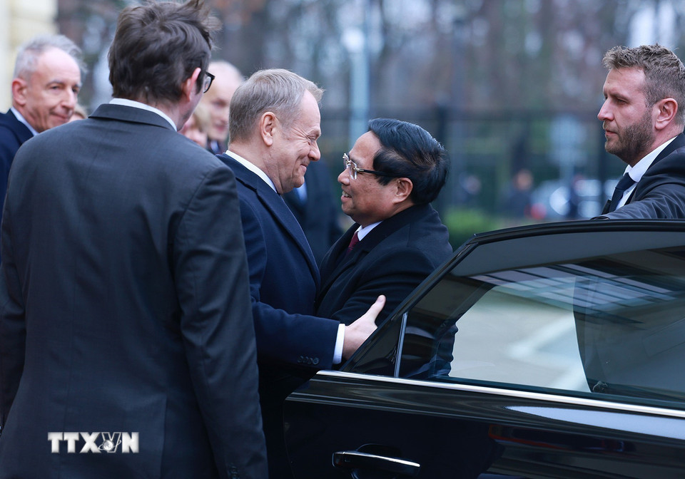 Thủ tướng Cộng hòa Ba Lan Donald Tusk đón Thủ tướng Phạm Minh Chính. (Ảnh: Dương Giang/TTXVN)