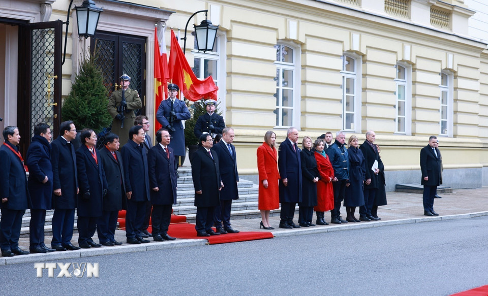 Lễ đón Thủ tướng Phạm Minh Chính thăm chính thức Cộng hòa Ba Lan. (Ảnh: Dương Giang/TTXVN)