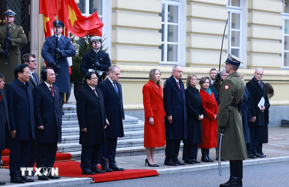 Thủ tướng Cộng hòa Ba Lan Donald Tusk và Thủ tướng Phạm Minh Chính tại lễ đón chính thức ở Warsaw. (Ảnh: Dương Giang/TTXVN)