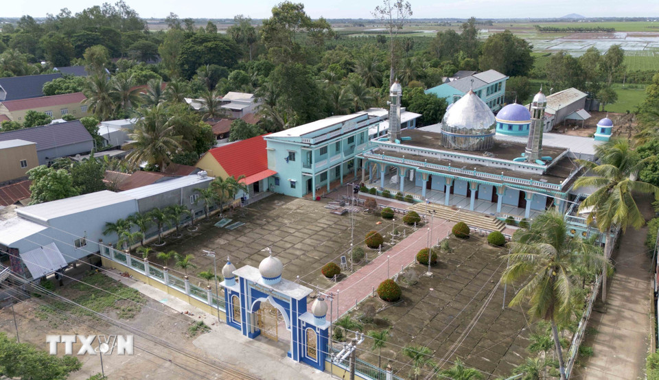 Thánh đường Masjid Al Khairiyah của đồng bào Chăm An Giang tại xã Nhơn Hội, huyện An Phú, tỉnh An Giang. (Ảnh: Công Mạo/TTXVN)