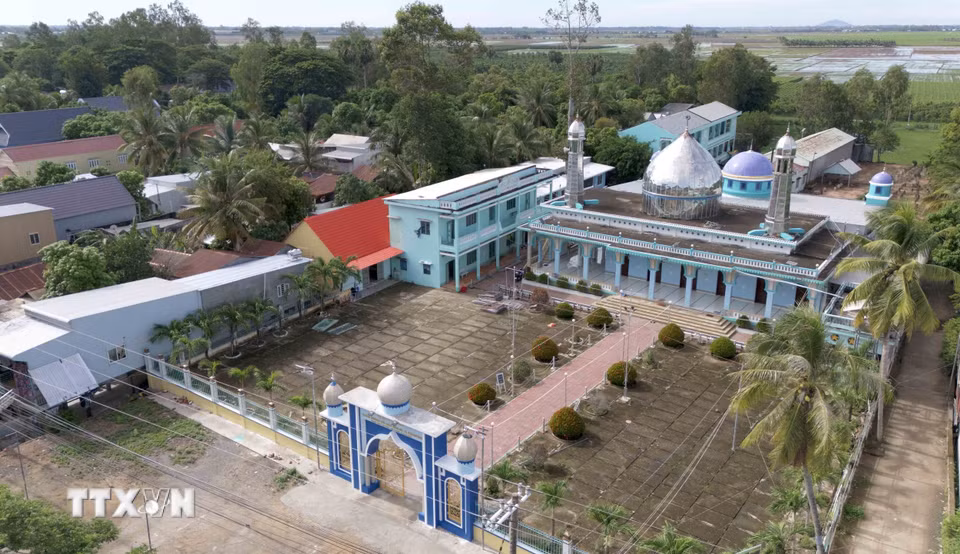 Thánh đường Masjid Al Khairiyah của đồng bào Chăm An Giang tại xã Nhơn Hội, huyện An Phú, tỉnh An Giang. (Ảnh: Công Mạo/TTXVN)