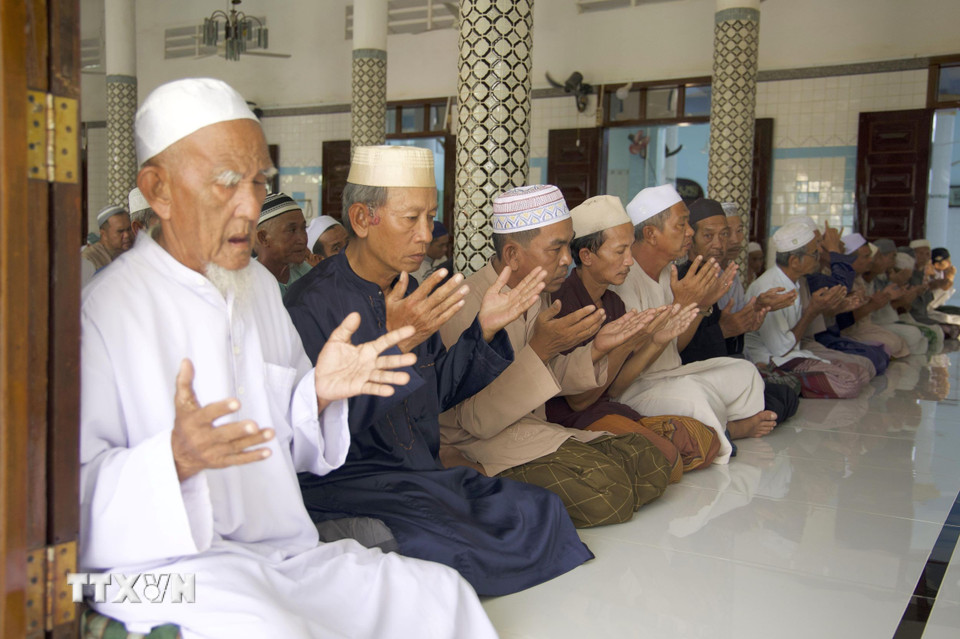 Đồng bào dân tộc Chăm theo đạo Hồi Islam xã Nhơn Hội (An Phú, An Giang) thực hiện nghi thức cầu nguyện tại Thánh đường Masjid Al Khairiyah. (Ảnh: Công Mạo/TTXVN)