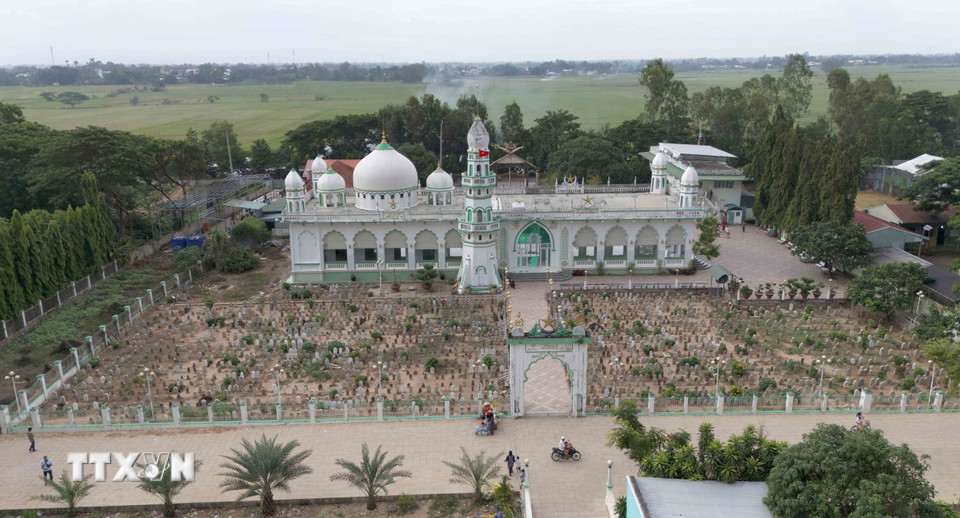 Thánh đường Masjid Jamiul Azhar của đồng bào Chăm theo đạo Hồi Islam tại xã Châu Phong, thị xã Tân Châu, tỉnh An Giang. (Ảnh: Công Mạo/TTXVN)