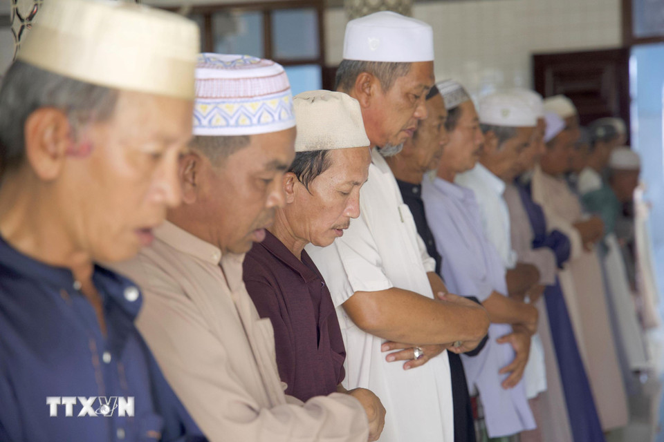 Trong Tháng Ramadan, đồng bào dân tộc Chăm theo đạo Hồi Islam phải thực hiện nghi thức cầu nguyện 5 lần trong một ngày vào các khung giờ khác nhau trong ngày. (Ảnh: Công Mạo/TTXVN)