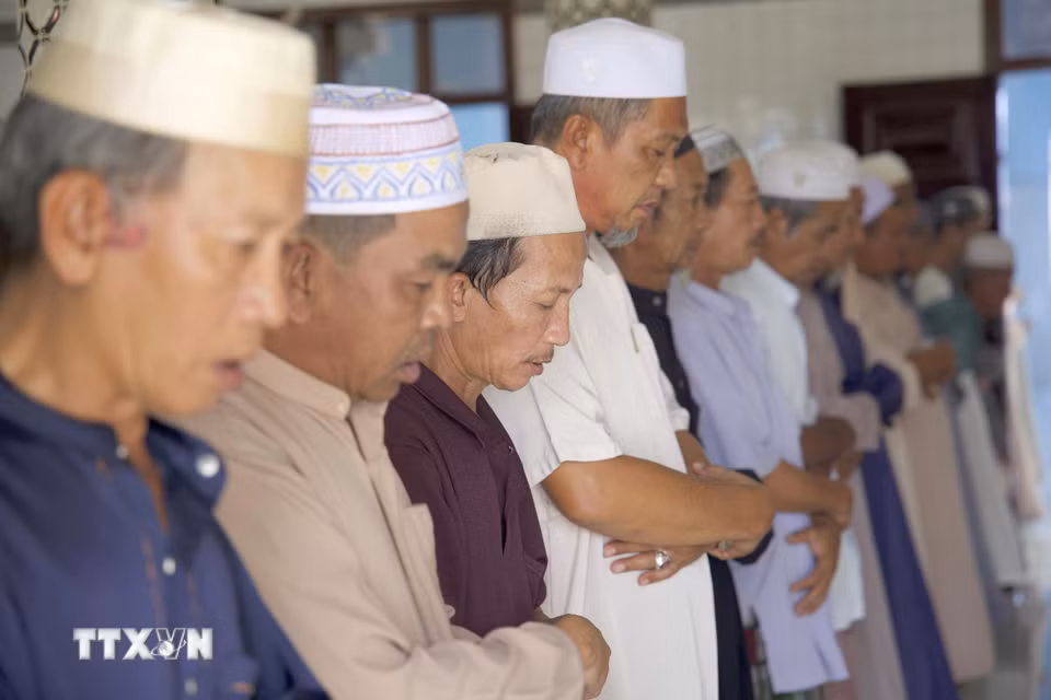 Trong Tháng Ramadan, đồng bào dân tộc Chăm theo đạo Hồi Islam phải thực hiện nghi thức cầu nguyện 5 lần trong một ngày vào các khung giờ khác nhau trong ngày. (Ảnh: Công Mạo/TTXVN)