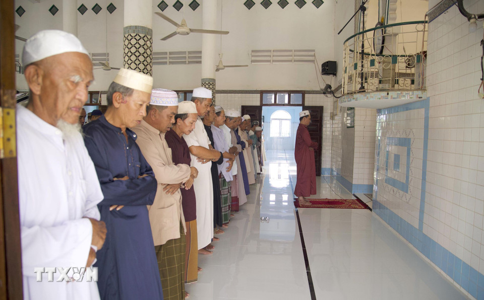 Đồng bào dân tộc Chăm theo đạo Hồi Islam tại An Giang thực hiện đầy đủ các nghi thức truyền thống như: Lễ nguyện I’Sha, đọc kinh Qur'an, cầu nguyện hòa bình... (Ảnh: Công Mạo/TTXVN)