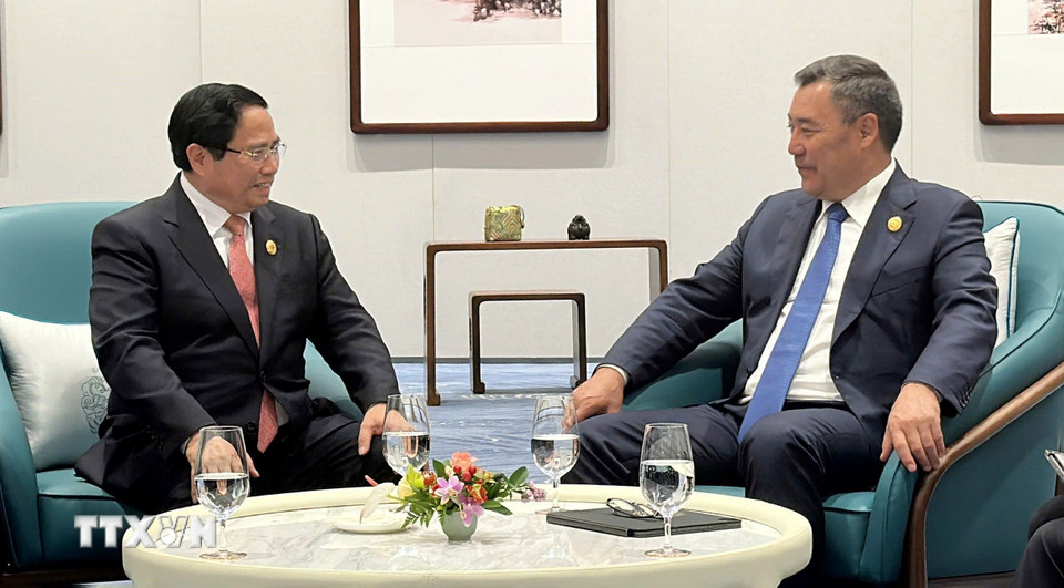 Thủ tướng Phạm Minh Chính gặp Tổng thống Kyrgyzstan Sadyr Japarov. (Ảnh: TTXVN phát)