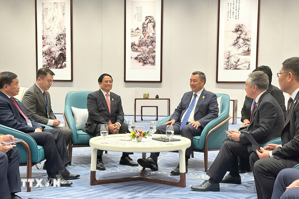 Thủ tướng Phạm Minh Chính gặp Tổng thống Kyrgyzstan Sadyr Japarov. (Ảnh: TTXVN phát)