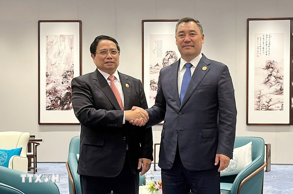 Thủ tướng Phạm Minh Chính gặp Tổng thống Kyrgyzstan Sadyr Japarov. (Ảnh: TTXVN phát)