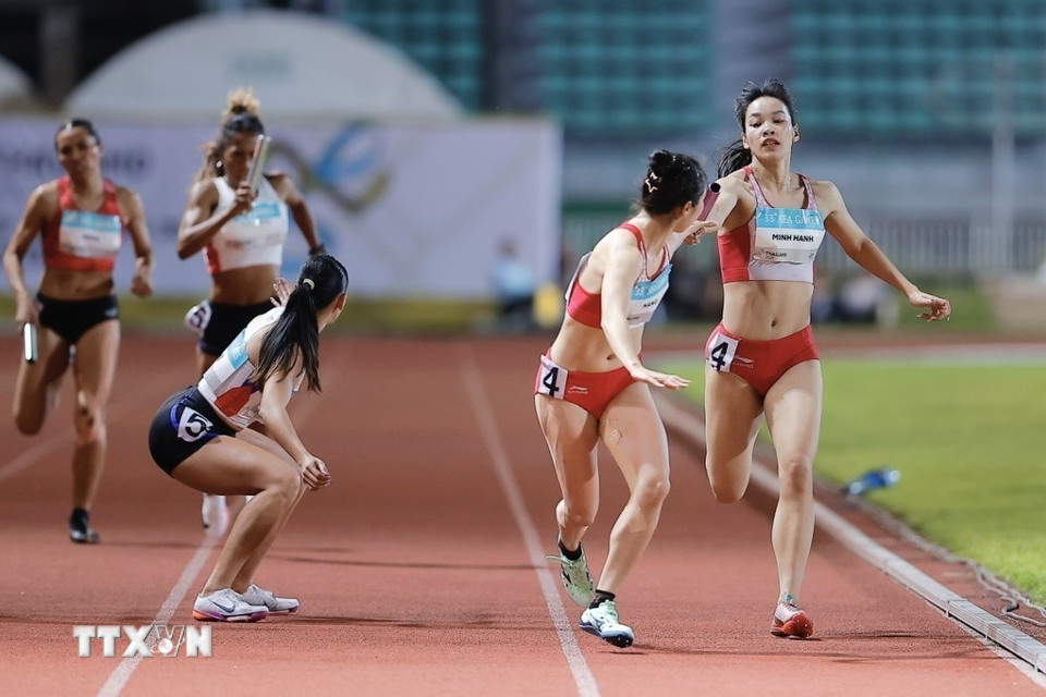 Đội tuyển Điền kinh xuất sắc giành huy chương Vàng nội dung 4x400m tiếp sức nữ. (Ảnh: Minh Quyết/TTXVN)