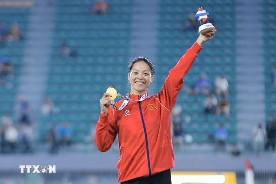 Bùi Thị Kim Anh hân hoan trên bục nhận huy chương. (Ảnh: Minh Quyết/TTXVN)