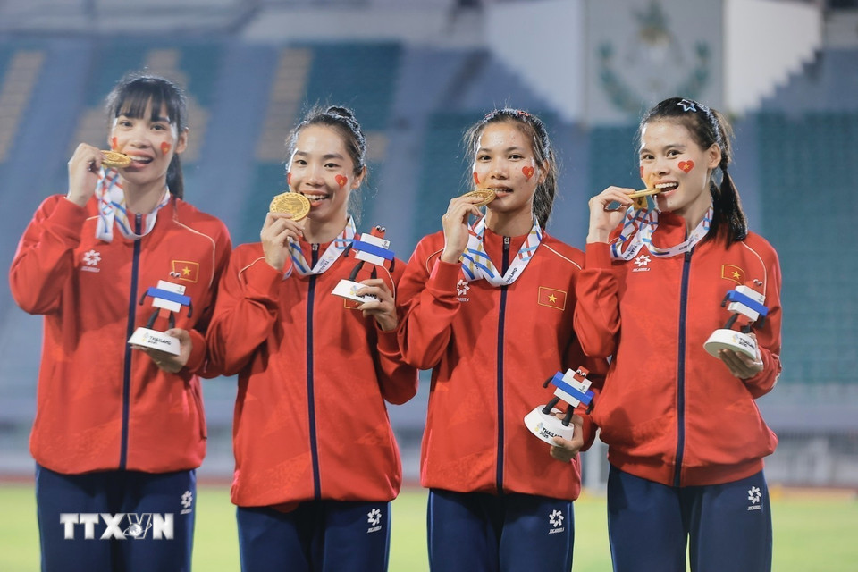 Hoàng Thị Minh Hạnh, Lê Thị Tuyết Mai, Nguyễn Thị Hằng, Nguyễn Thị Ngọc HCV nội dung 4x400n tiếp sức nữ. (Ảnh: Minh Quyết/TTXVN)