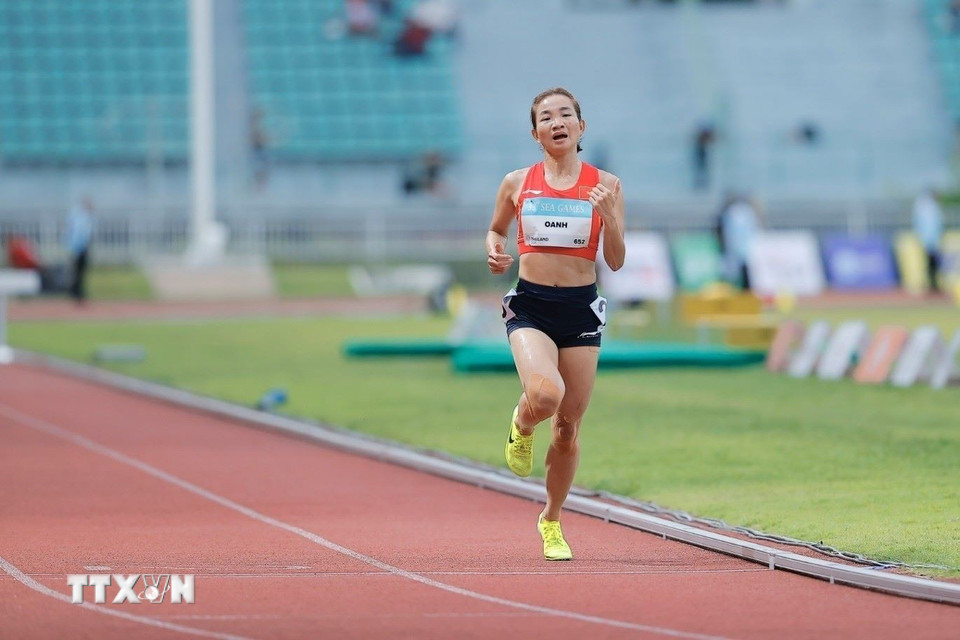 Nguyễn Thị Oanh tiếp tục khẳng định đẳng cấp vượt trội khi xuất sắc giành huy chương Vàng nội dung 3.000m vượt chướng ngại vật nữ với thành tích 10 phút 13 giây 75. (Ảnh: Ảnh: Minh Quyết/TTXVN)