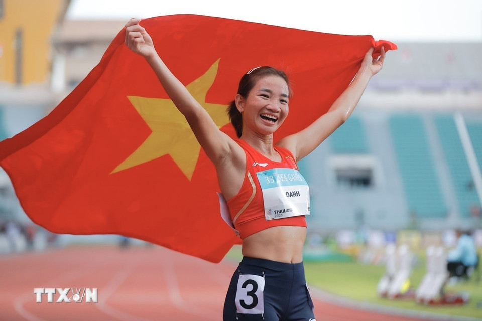 Thành tích này Nguyễn Thị Oanh giành tấm HCV thứ 3 ở SEA Games 33, bên cạnh các nội dung 5000m và 10.000m. (Ảnh: Minh Quyết/TTXVN)