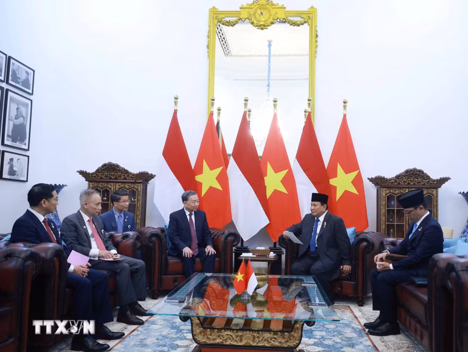 Tổng Bí thư Tô Lâm và Tổng thống Cộng hòa Indonesia, Chủ tịch Đảng Phong trào Indonesia vĩ đại (Gerindra) Prabowo Subianto gặp hẹp . (Ảnh: Thống Nhất/TTXVN)