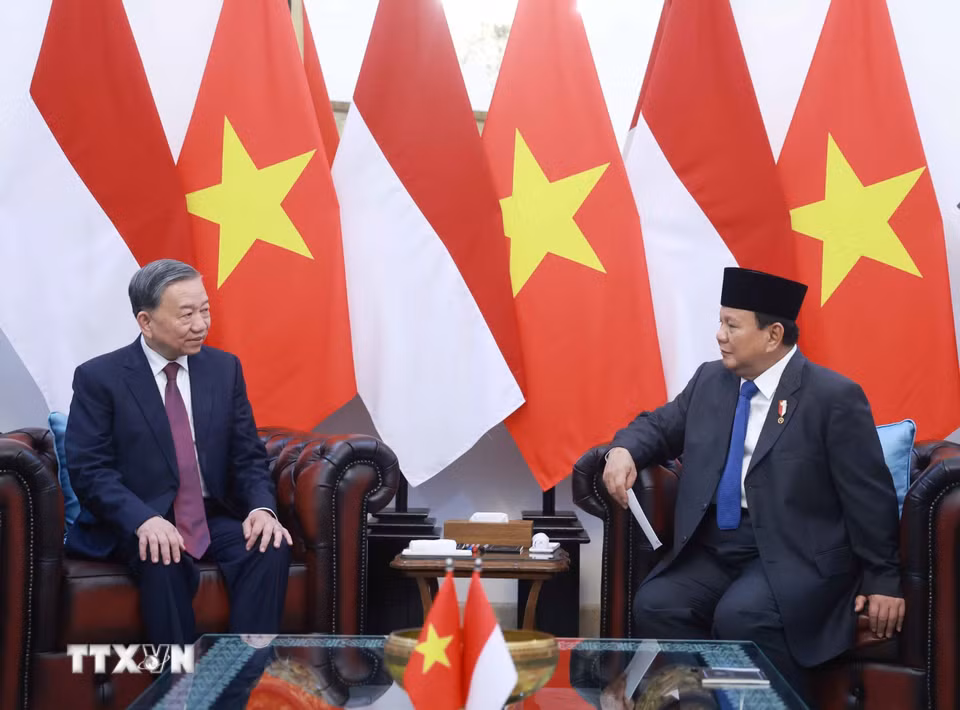 Tổng Bí thư Tô Lâm và Tổng thống Cộng hòa Indonesia, Chủ tịch Đảng Phong trào Indonesia vĩ đại (Gerindra) Prabowo Subianto gặp hẹp . (Ảnh: Thống Nhất/TTXVN)