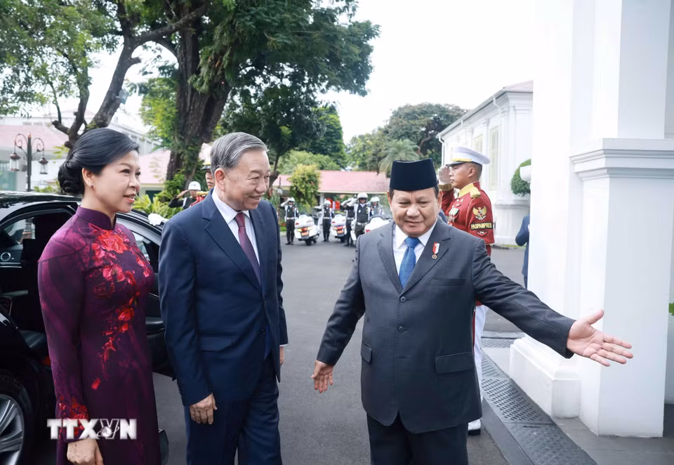 Tổng thống Cộng hòa Indonesia, Chủ tịch Đảng Phong trào Indonesia vĩ đại (Gerindra) Prabowo Subianto đón Tổng Bí thư Tô Lâm và Phu nhân. (Ảnh: Thống Nhất/TTXVN)