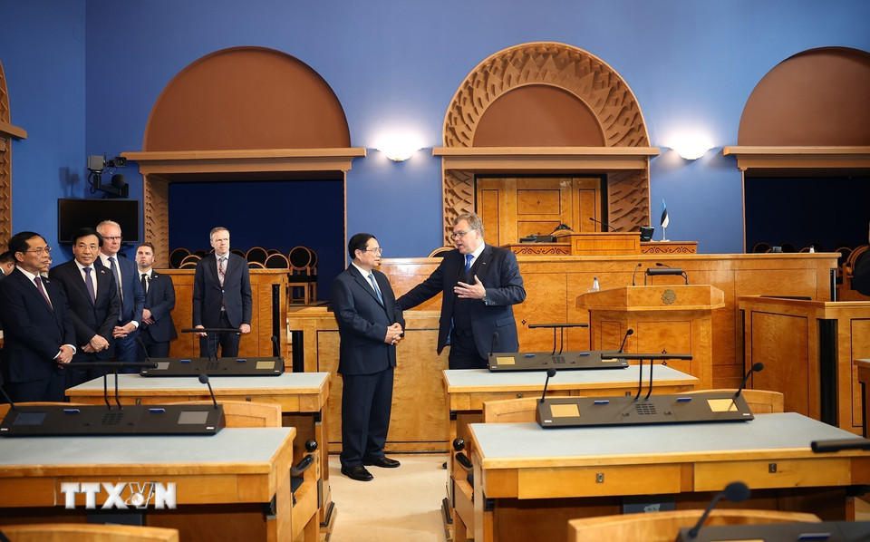 Chủ tịch Quốc hội Lauri Hussar giới thiệu với Thủ tướng Phạm Minh Chính về trụ sở Quốc hội Estonia. (Ảnh: Dương Giang/TTXVN)