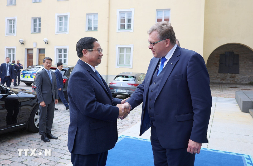 Thủ tướng Phạm Minh Chính hội kiến Chủ tịch Quốc hội Estonia Lauri Hussar. (Ảnh: Dương Giang/TTXVN)