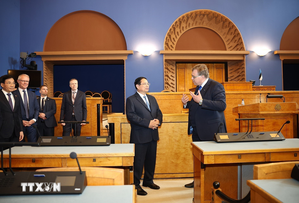 Chủ tịch Quốc hội Lauri Hussar giới thiệu với Thủ tướng Phạm Minh Chính về trụ sở Quốc hội Estonia. (Ảnh: Dương Giang/TTXVN)