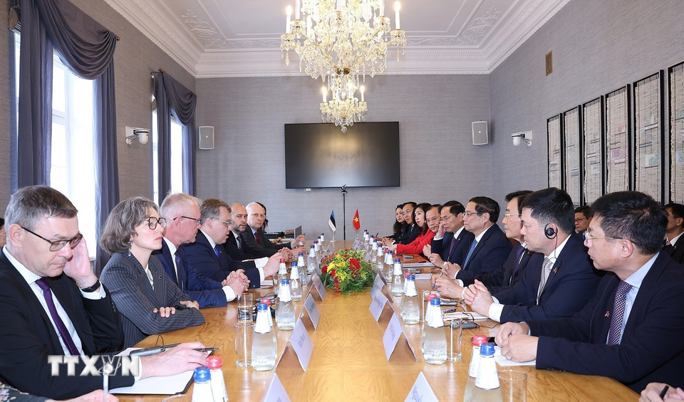 Thủ tướng Phạm Minh Chính hội kiến Chủ tịch Quốc hội Estonia Lauri Hussar. (Ảnh: Dương Giang/TTXVN)