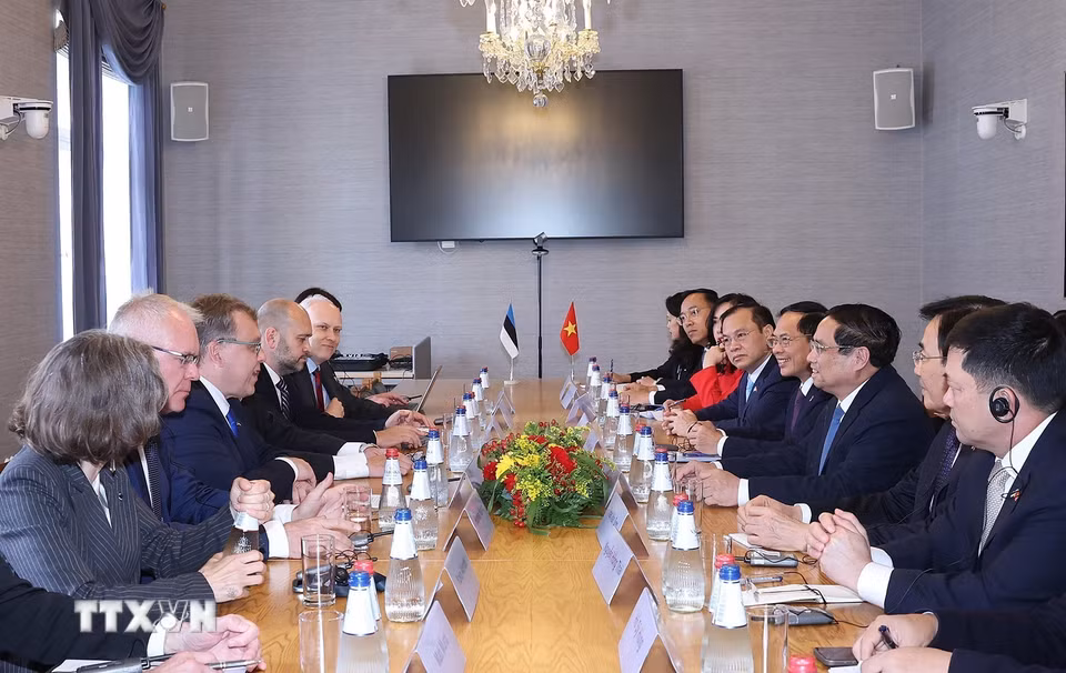 Thủ tướng Phạm Minh Chính hội kiến Chủ tịch Quốc hội Estonia Lauri Hussar. (Ảnh: Dương Giang/TTXVN)