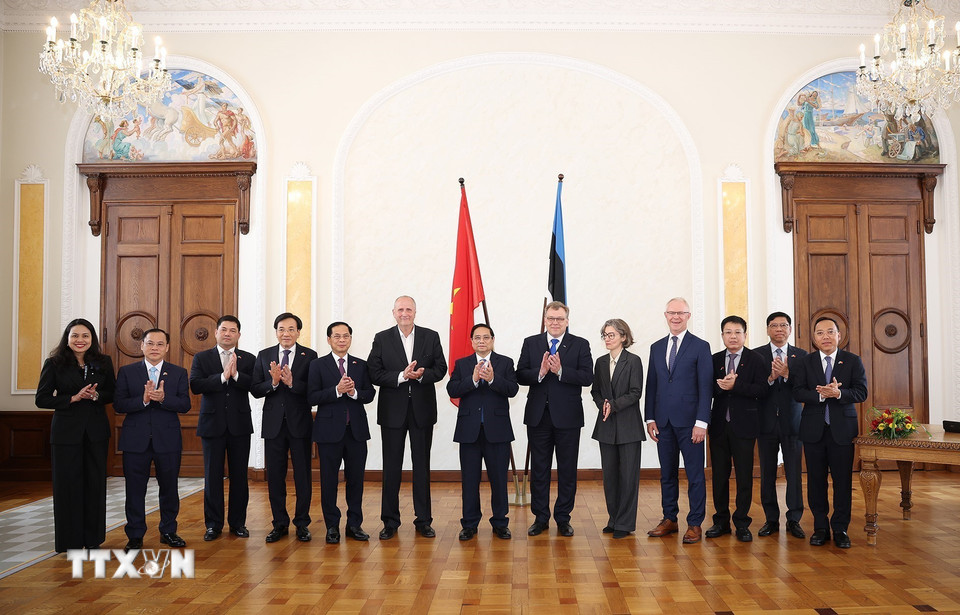 Thủ tướng Phạm Minh Chính và Chủ tịch Quốc hội Estonia Lauri Hussar cùng thành viên đoàn hai nước. (Ảnh: Dương Giang/TTXVN)
