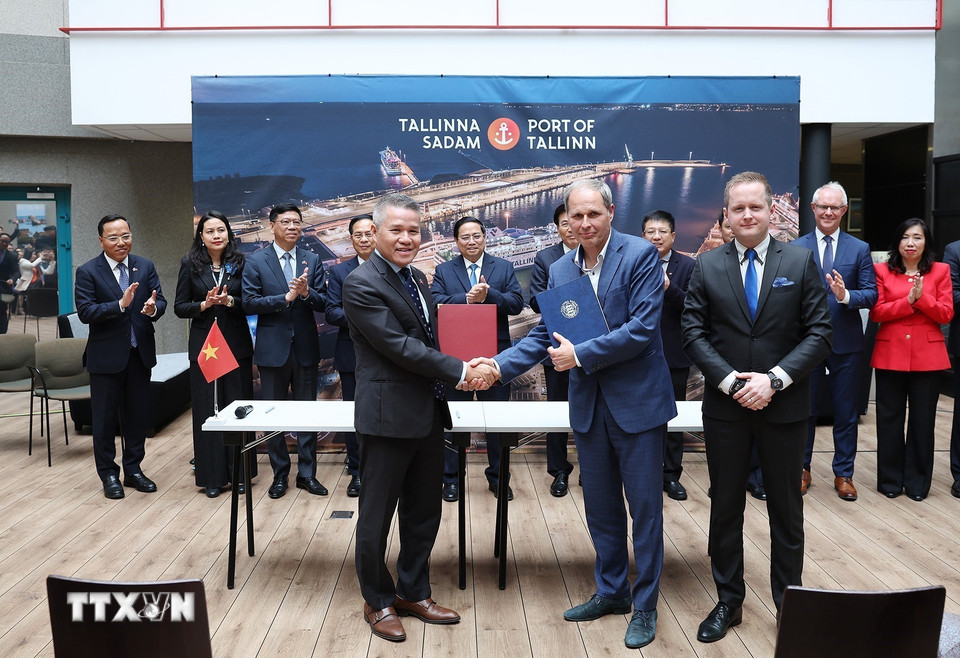 Thủ tướng Phạm Minh Chính chứng kiến ký kết bản ghi nhớ về hợp tác chuyển giao công nghệ vận hành cảng thông minh giữa Tổng công ty Hàng hải Việt Nam và Cảng Tallinna Sadam. (Ảnh: Dương Giang/TTXVN)