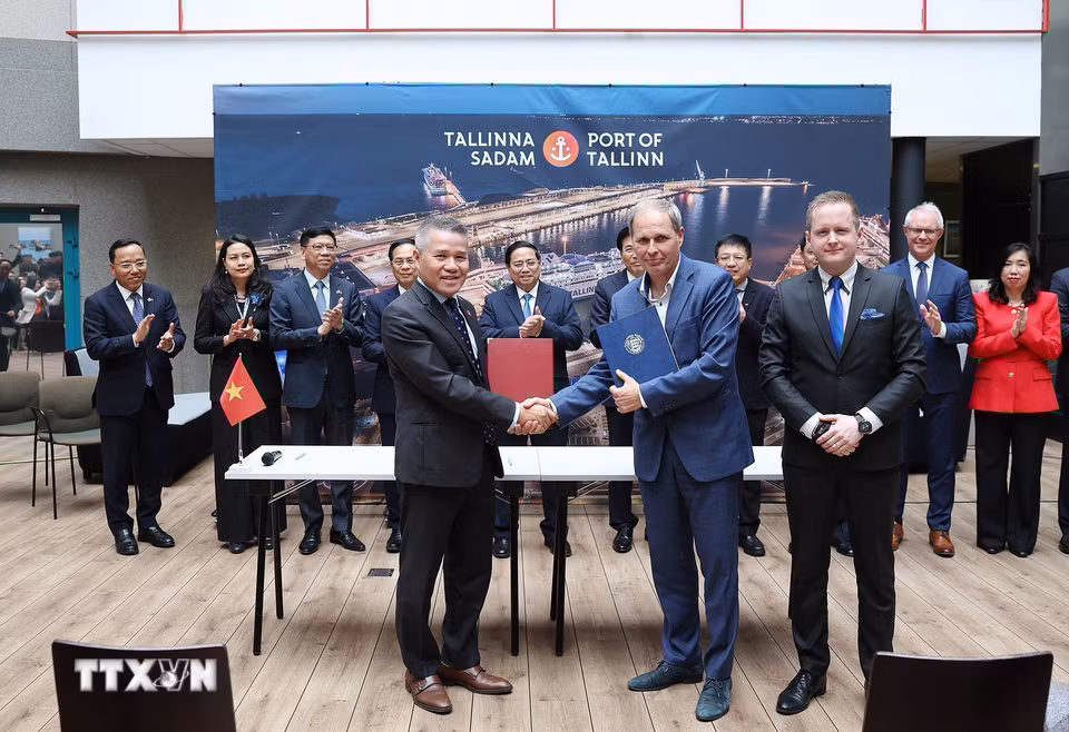 Thủ tướng Phạm Minh Chính chứng kiến ký kết bản ghi nhớ về hợp tác chuyển giao công nghệ vận hành cảng thông minh giữa Tổng công ty Hàng hải Việt Nam và Cảng Tallinna Sadam. (Ảnh: Dương Giang/TTXVN)