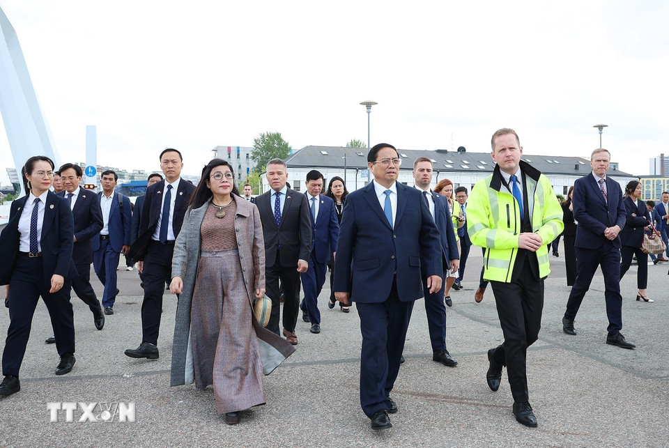 Thủ tướng Phạm Minh Chính và Phu nhân tham quan cảng Tallinna Sadam. (Ảnh: Dương Giang/TTXVN)